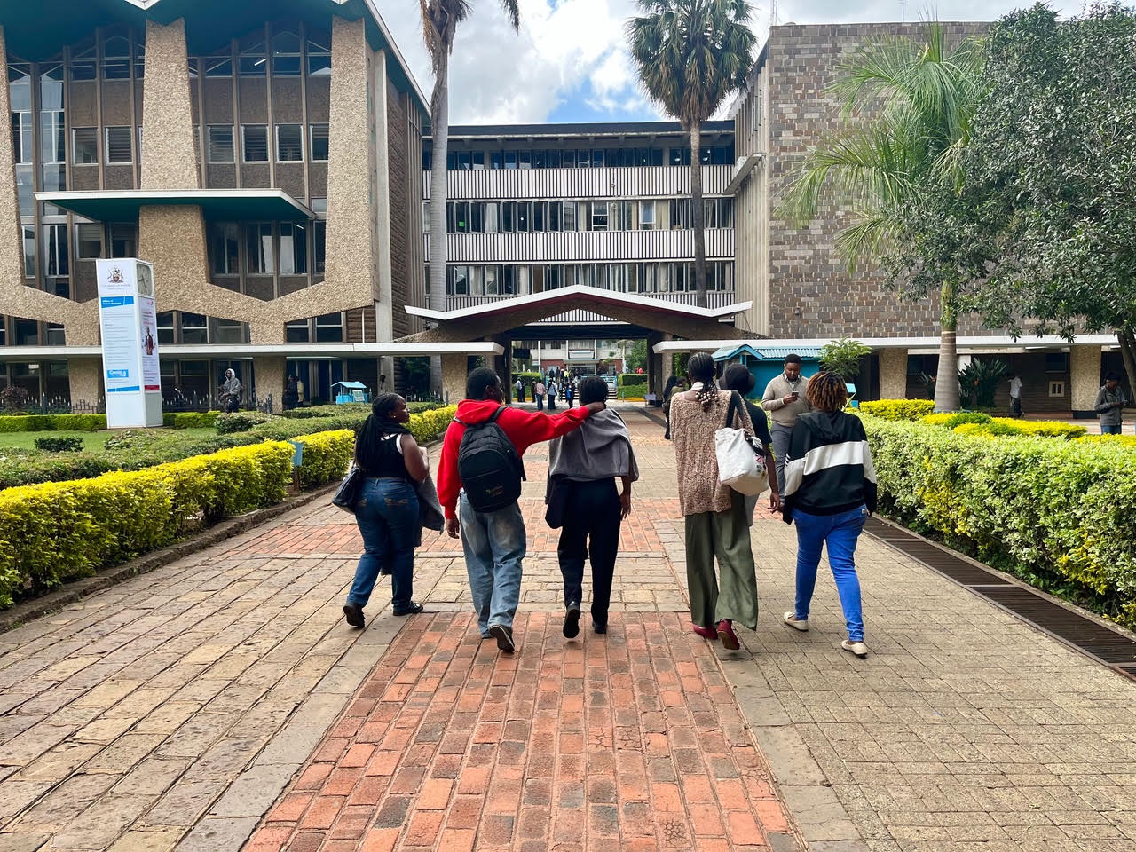 Jóvenes caminando por el campus en Sudán del Sur